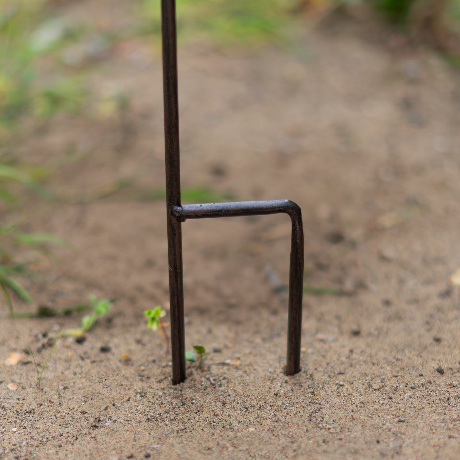 Woodside Cast Iron Bird Feeder Bath with Ground Stake & Umbrella – Seeds, Fat Balls, Nuts