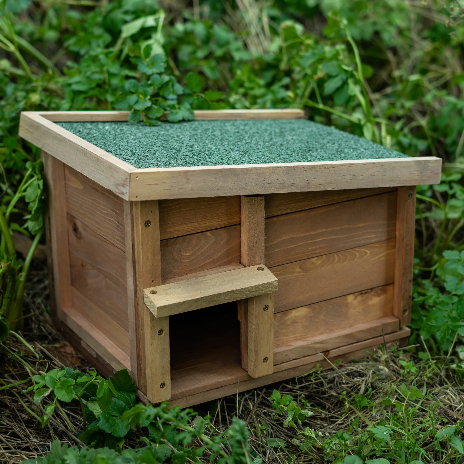 Woodside Hedgehog House & Natural Straw Bedding Kit – Complete Hedgehog Hibernation Shelter